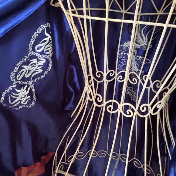 Red and Gold Patterned Robe - Picture 3 of 6